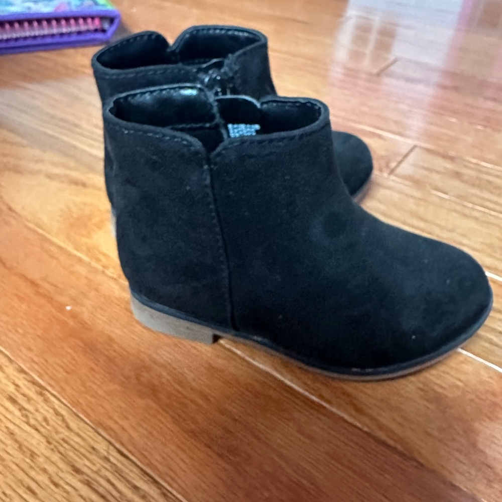 Cat and Jack booties- black felt like material toddler size 6